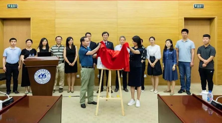 �����������뼯��CEO������Ϊ����ʵ���ҽ���